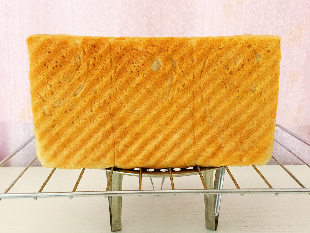 柔软的蜂蜜牛乳全麦吐司