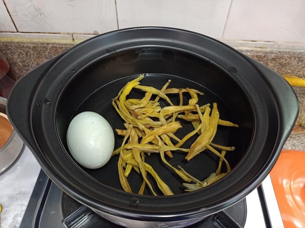 黄花菜鸭蛋汤。(统治一切牙痛)