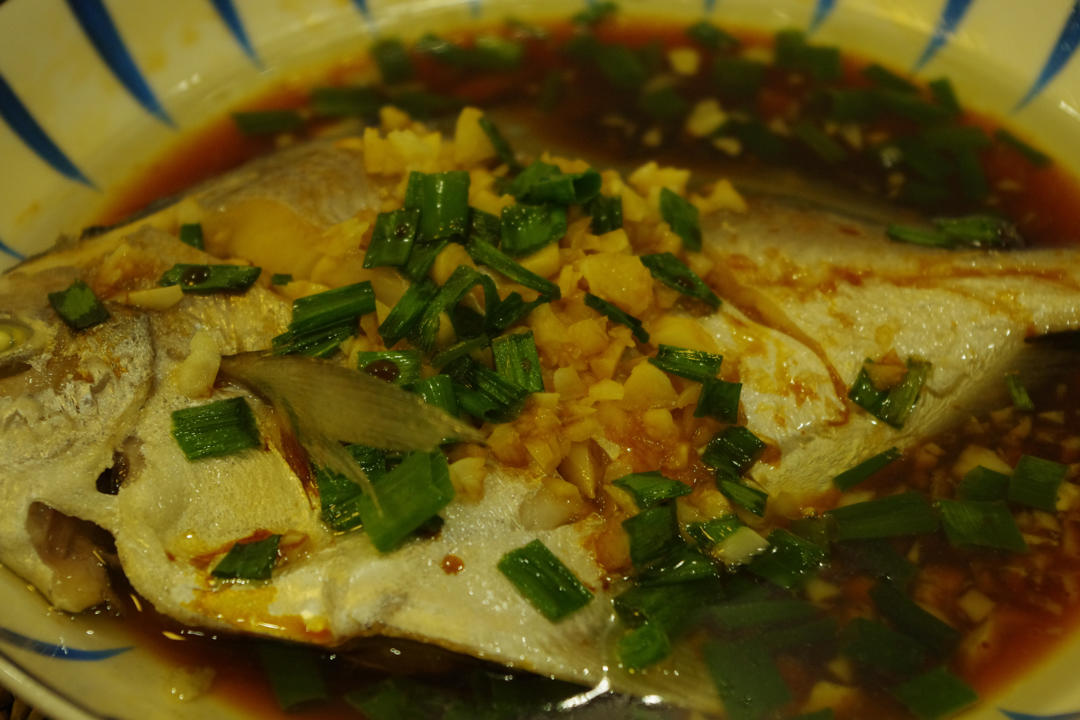 简单好吃的油葱鲳鱼