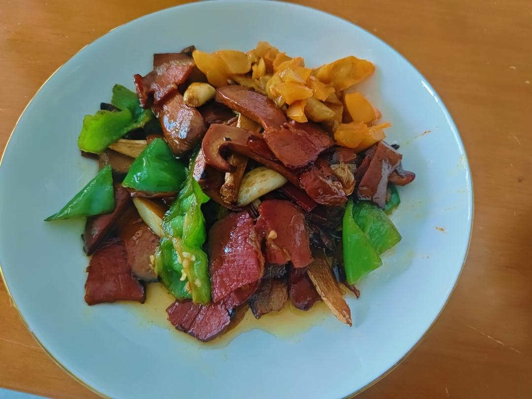 腊肉炒牛肚菌