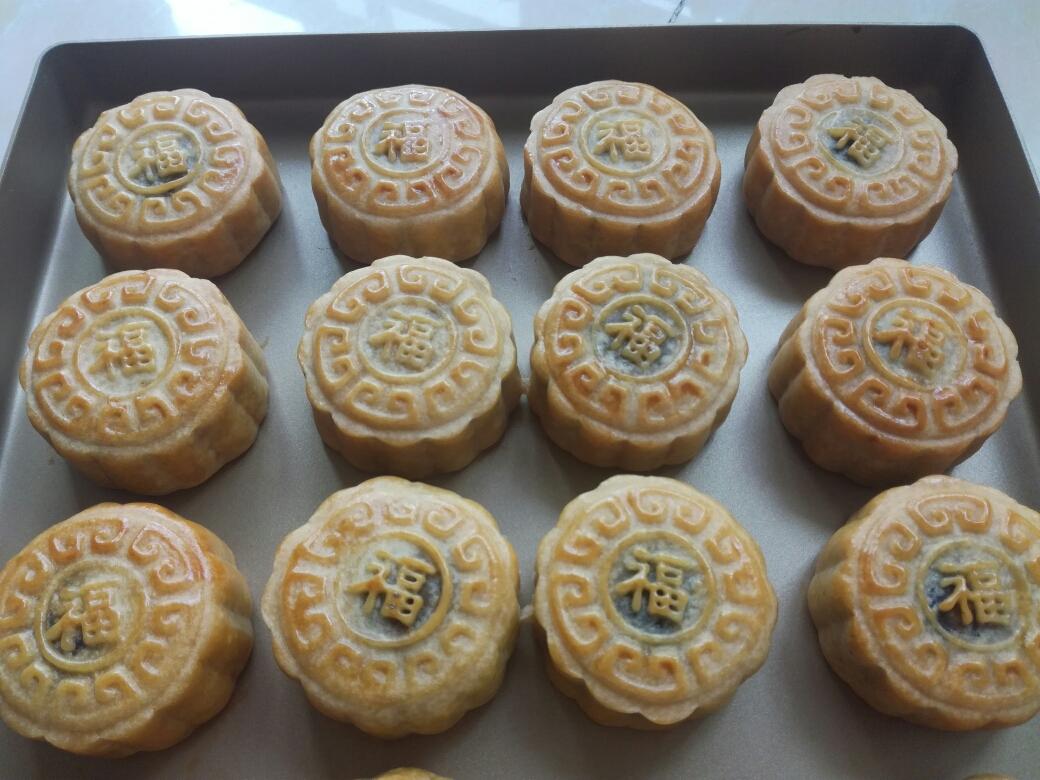广式月饼~黑芝麻绿豆馅儿+咸蛋黄或者肉松的做法