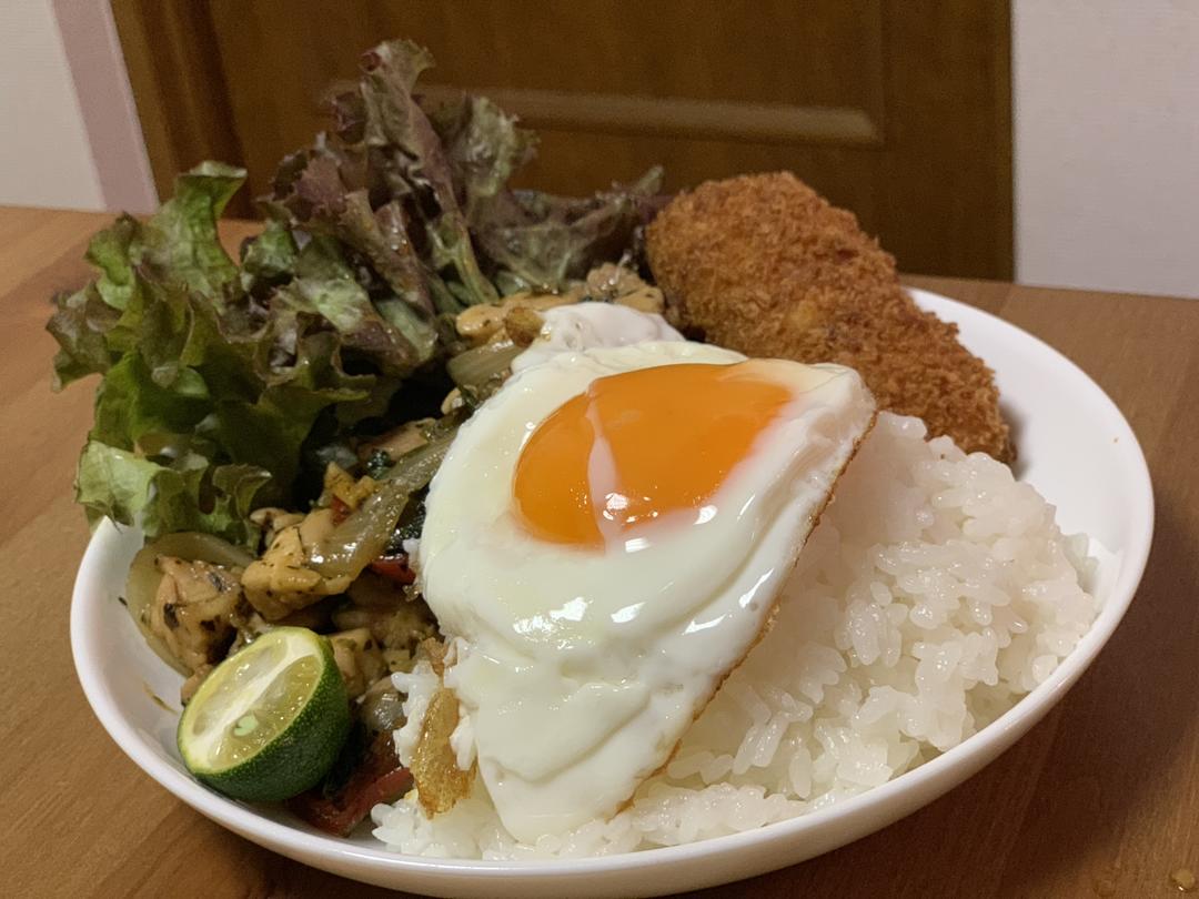 鸡肉100克洋葱1/4个厚肉彩椒1/8个泰国柠檬2～3片生辣椒1个生菜2片蒜2