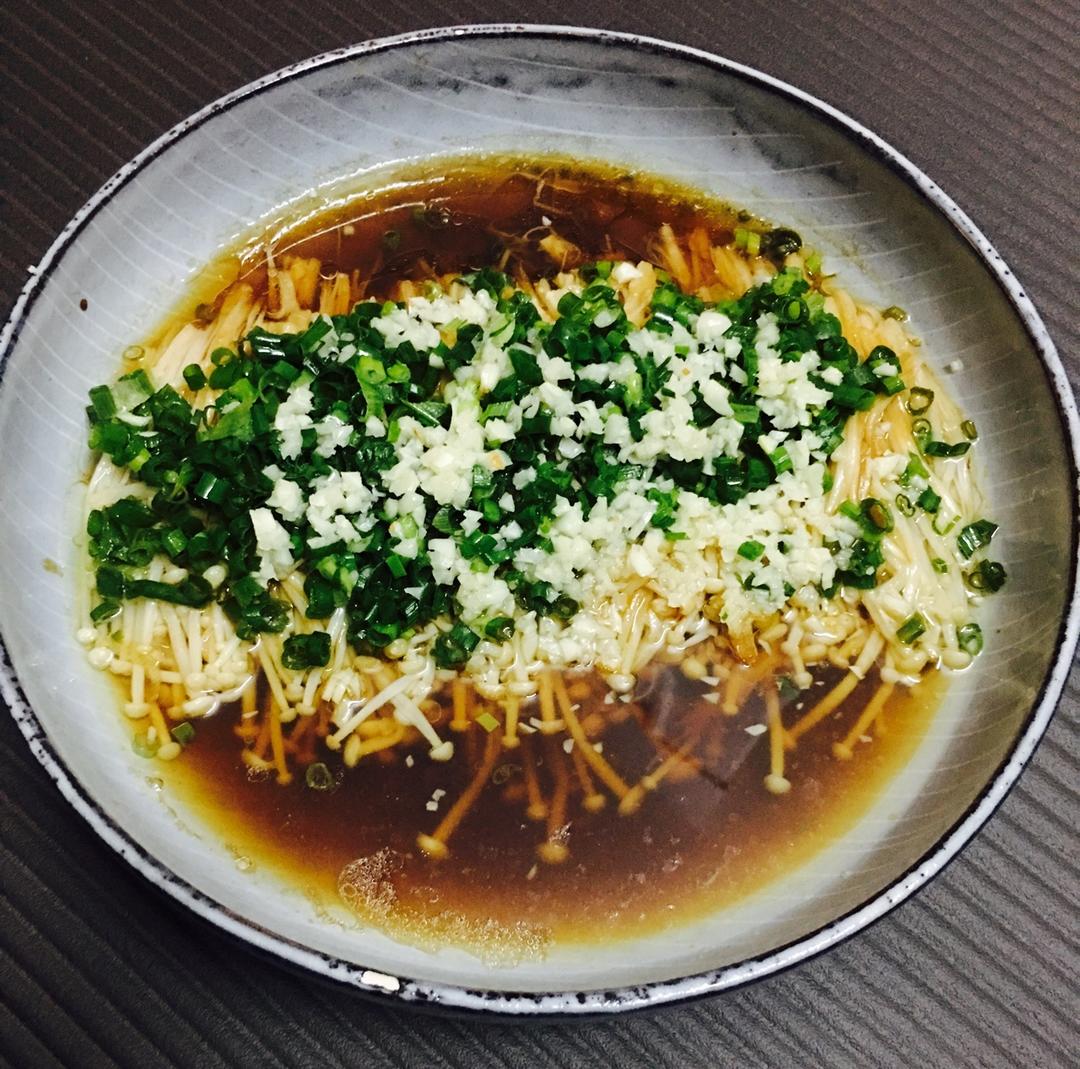 葱油金针菇——10分钟快手菜，你绝对不能错过的美味~