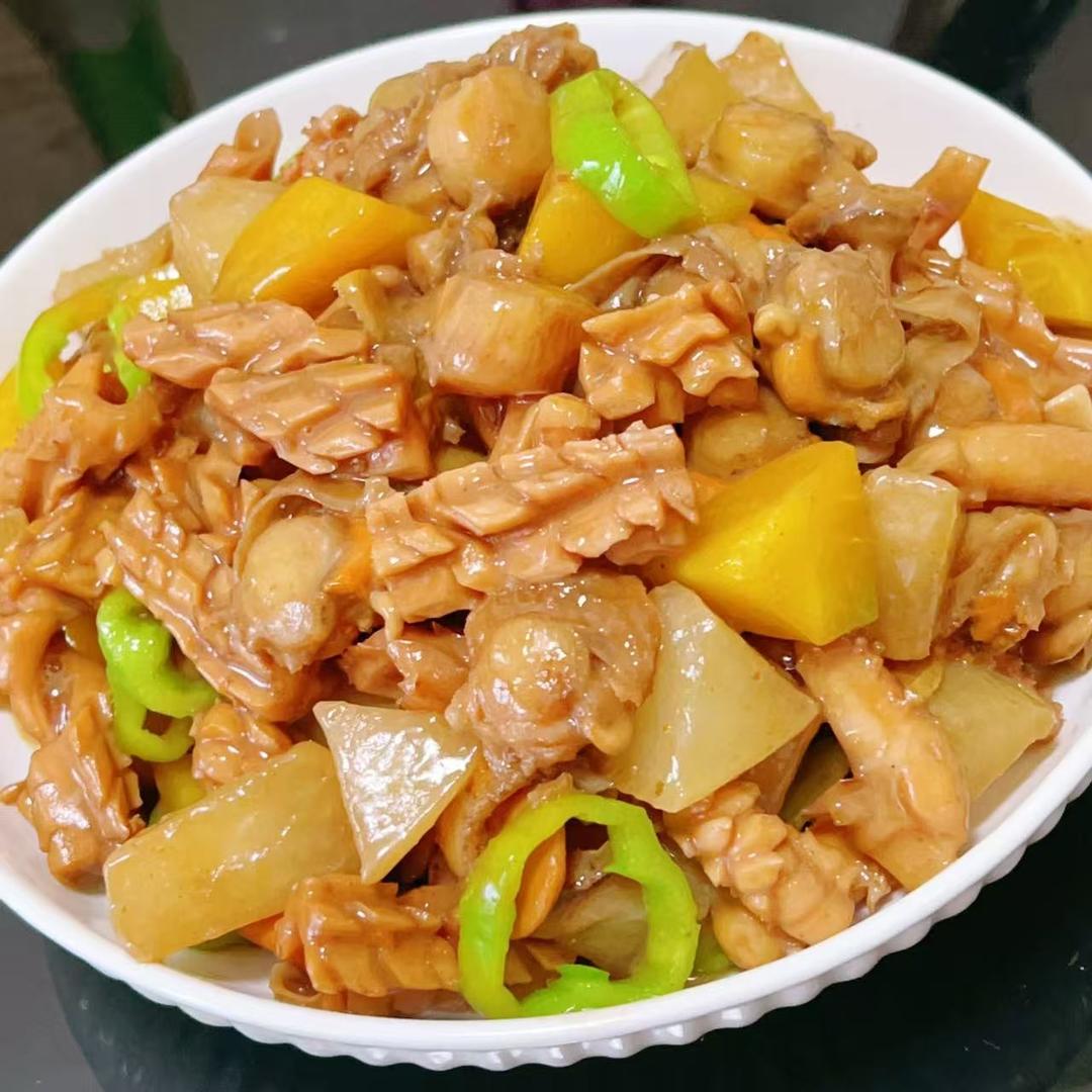 萝卜烧海鲜(黄白萝卜+鱿鱼干+扇贝肉)