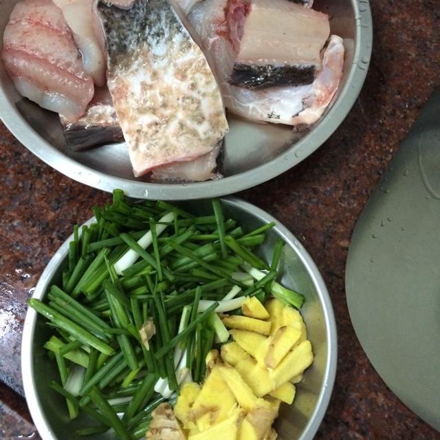 姜葱煮大鱼的做法 步骤1