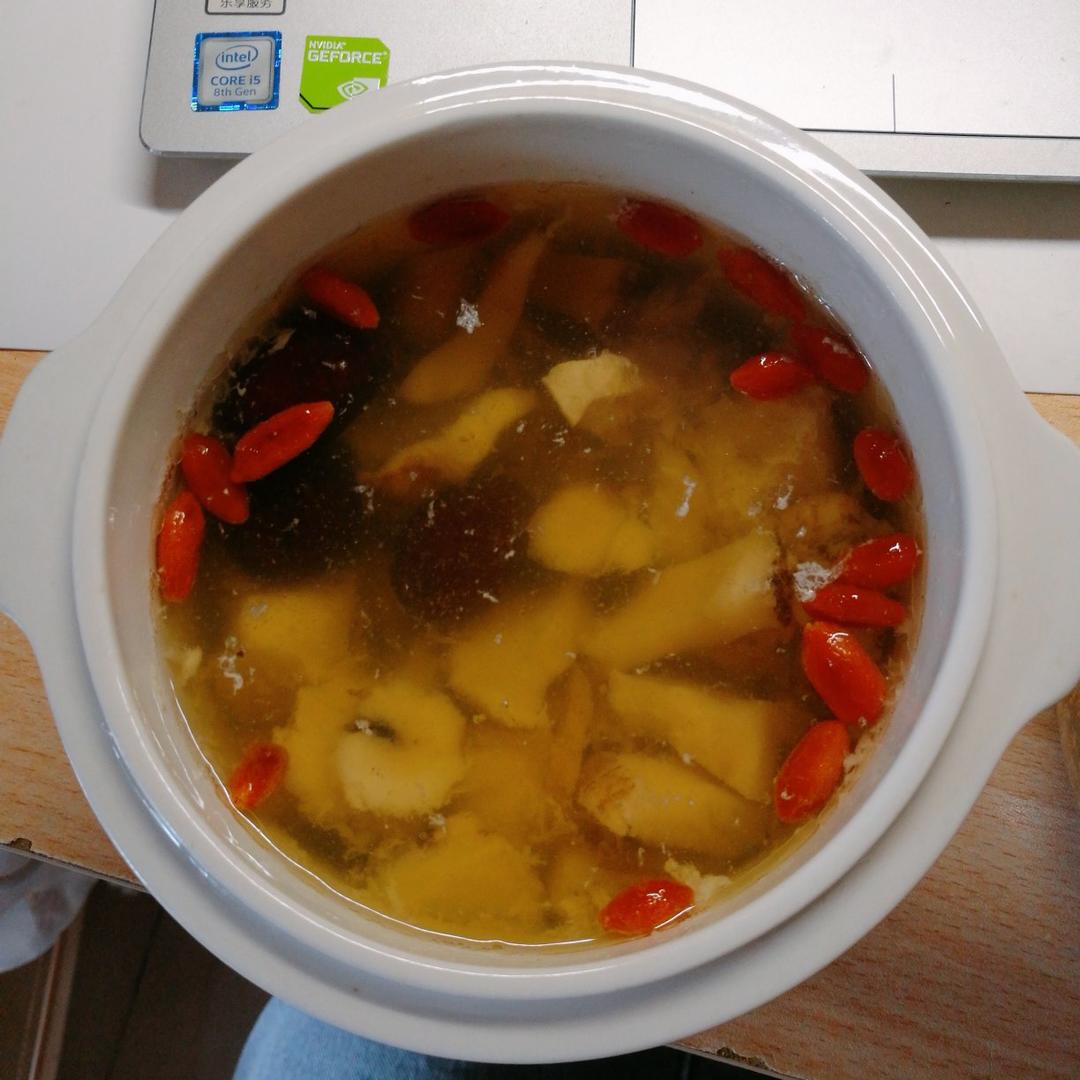 归芪汤
当归主要功效是补虚、补血，最佳搭档是黄芪，红枣。大暑的鸡又是最合时宜，所以这款红枣归芪鸡汤可有效改善血虚体弱、气血不足，增强免疫力。
