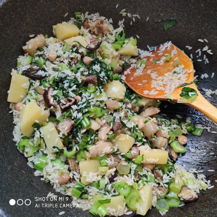 香喷喷的芥菜焖饭(闽南咸饭)