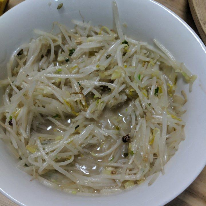 厨师长教你：“炝炒绿豆芽”的家常做法，味道非常赞