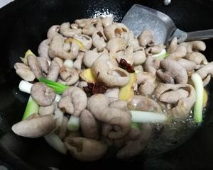 土豆烧肥肠的做法 步骤4