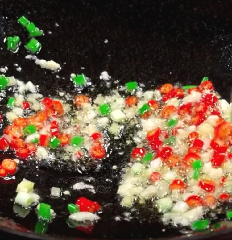 豆芽粉丝炒鸡蛋的做法 步骤4