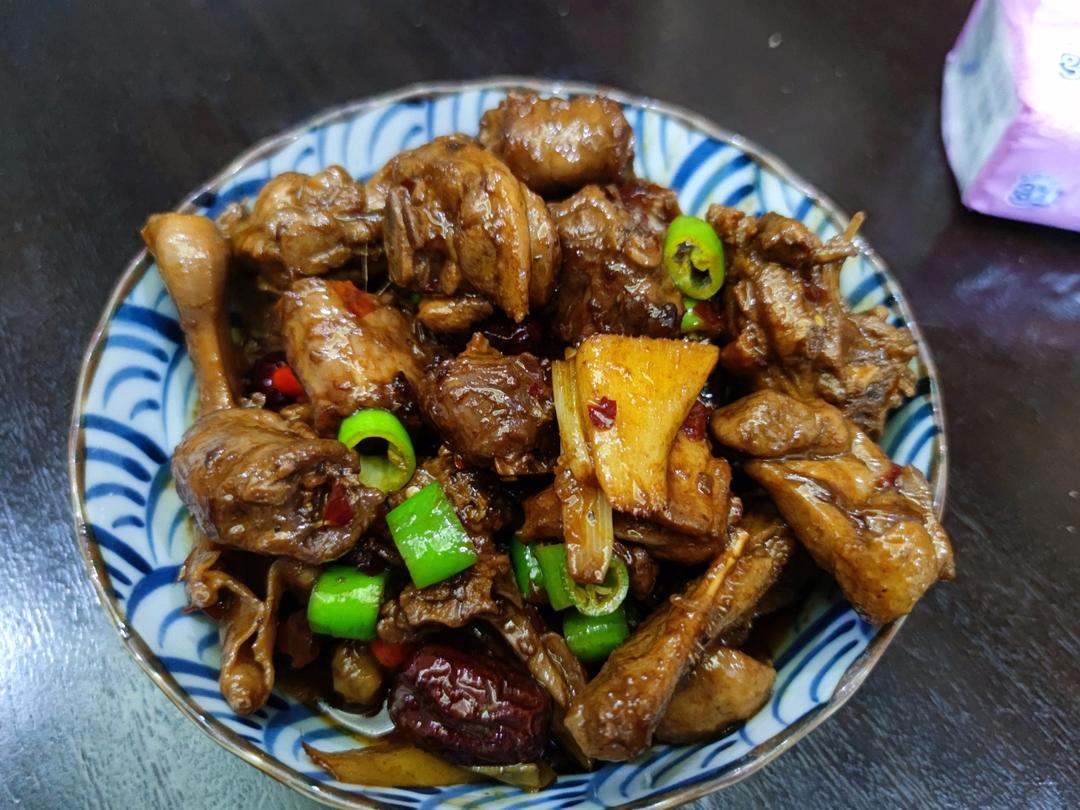 传统正宗的啤酒鸭配方和做法，鲜嫩香浓，只需炒千万不要焯水