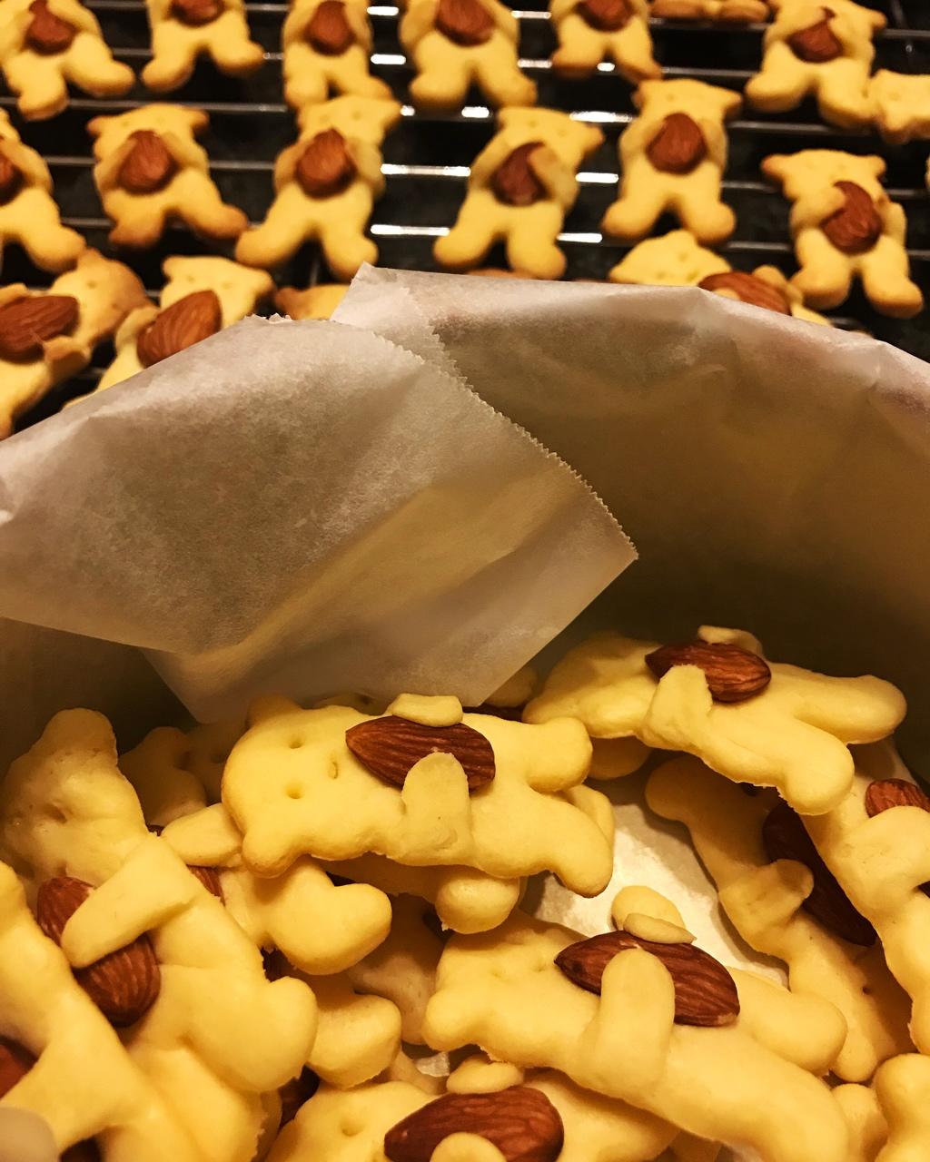 小熊抱杏仁饼干