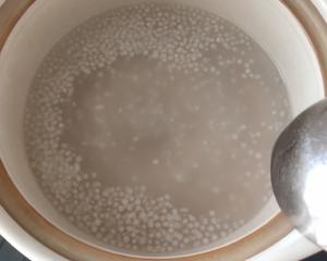 午间甜品——黄桃西米露奶的做法 步骤1
