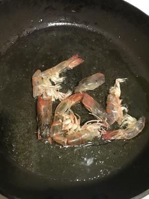 海鲜炒饭（酱油炒饭）的做法 步骤2