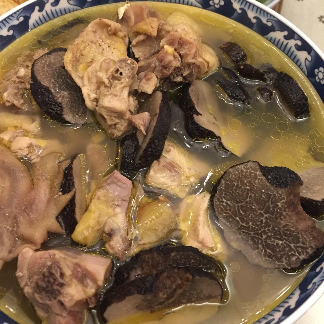 不小的猴儿做的黑松露炖鸡汤