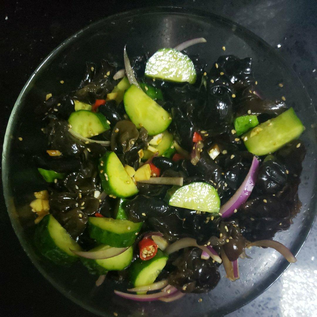 省事的凉摇黄瓜木耳腐竹（不用拌，用摇）