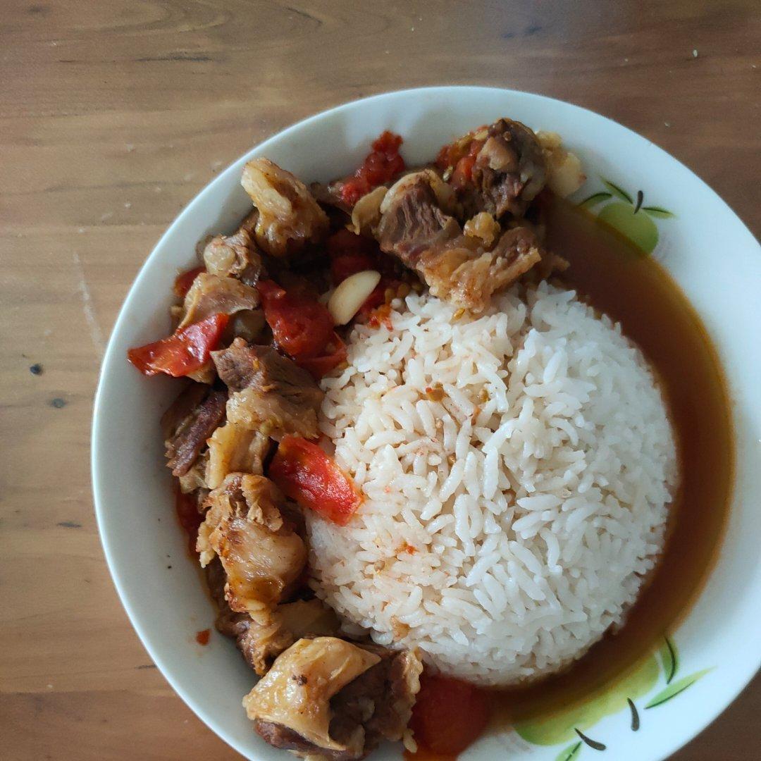 汤浓肉嫩的番茄牛腩，牛腩软烂秘法