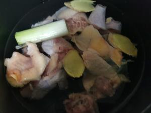 土鸡汤（老母鸡汤）蘑菇鸡汤的做法 步骤1