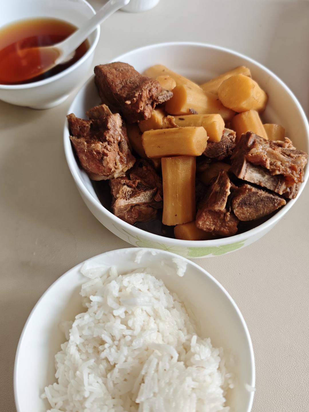 山药炖排骨，超级简单，快。食材少。