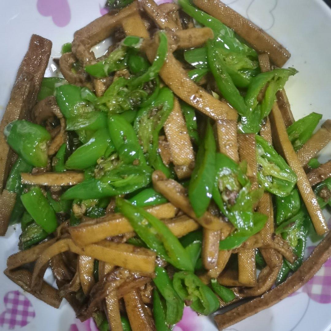 青椒炒豆干～这道菜，吃过的人100%都喜欢
