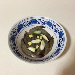 水煮龙利鱼拼虾的做法 步骤3