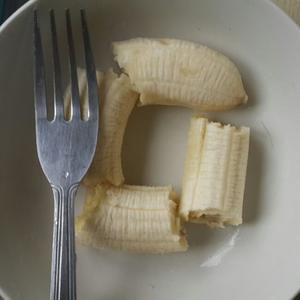 微波炉烤香蕉的做法 步骤1