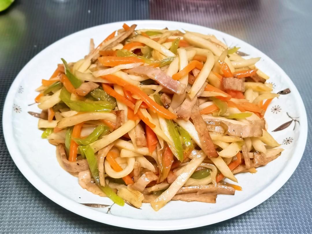 简单快手～茭白青椒胡萝卜炒培根