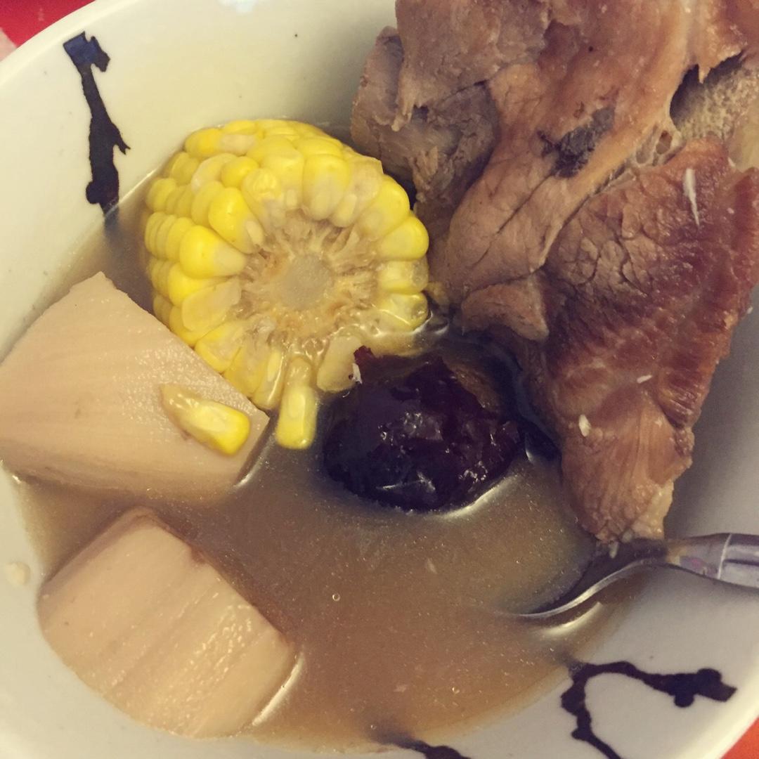 玉米排骨莲藕汤