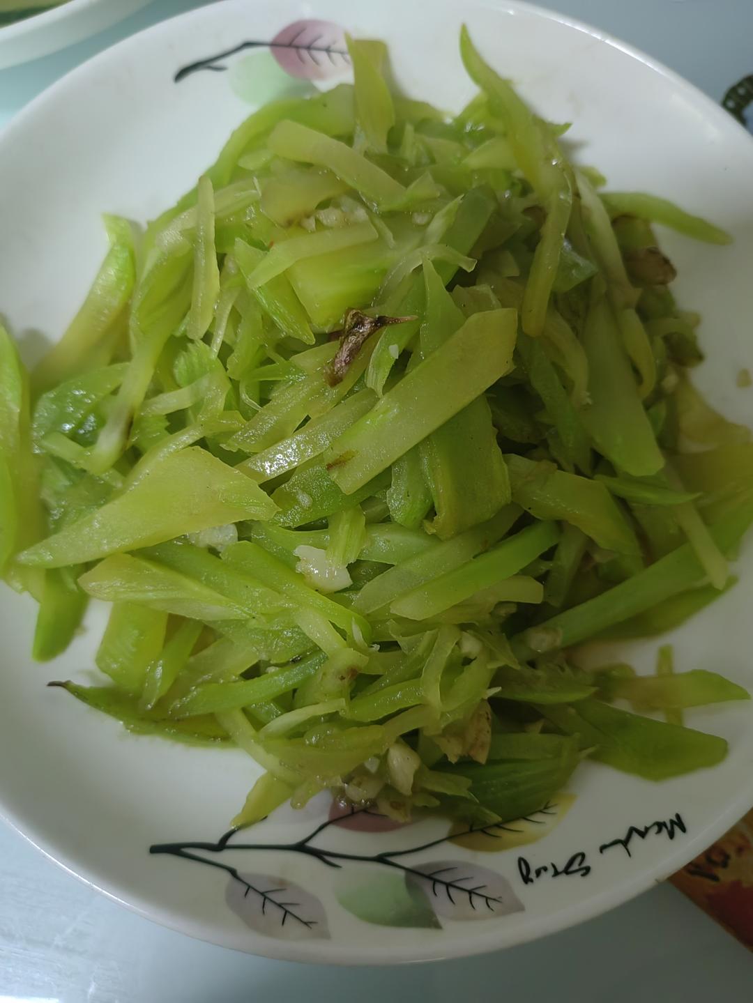 清炒萵筍的做法 步驟1