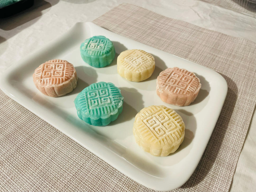 绿豆沙蛋黄冰皮月饼