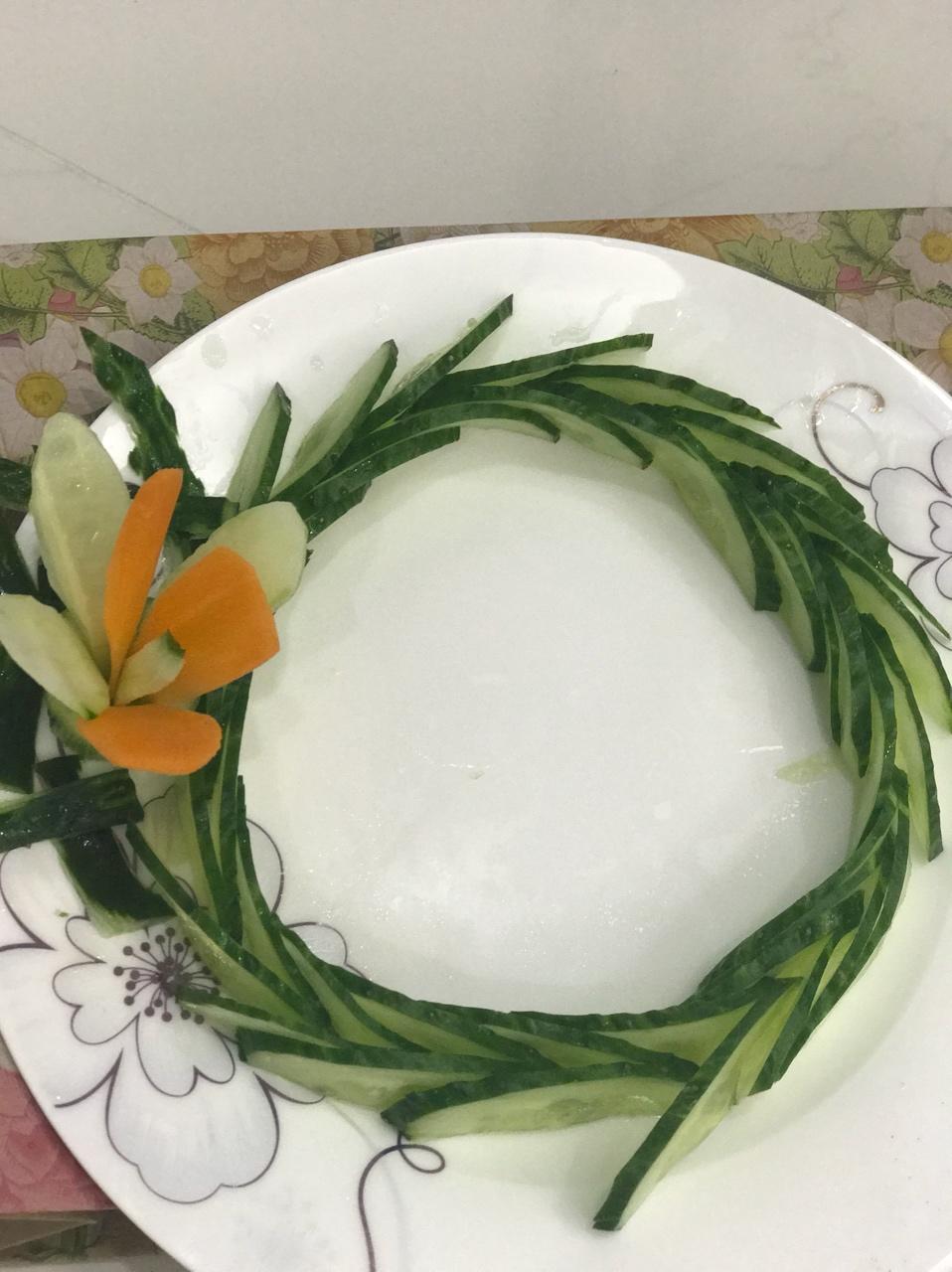 简单美丽的盘饰（1）——（不会雕刻也能做出）黄瓜拼装花