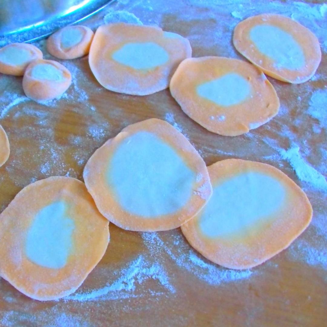 天然蔬菜汁彩边水饺的做法 步骤6