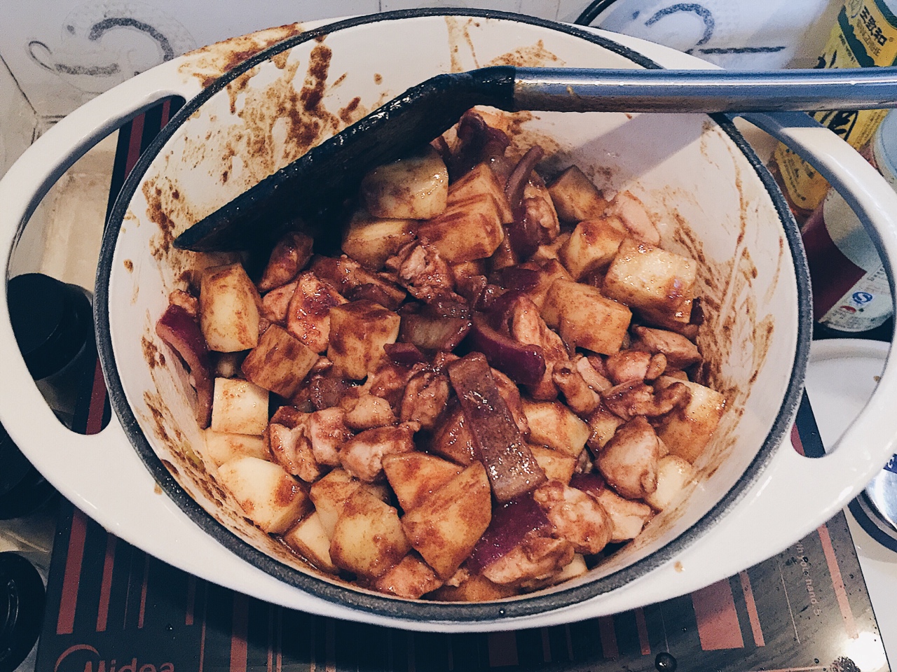 超浓郁鲜辣咖喱鸡—珐琅铸铁锅的做法 步骤7