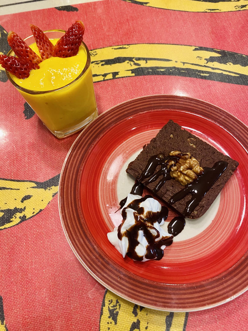 香味浓郁的巧克力布朗尼蛋糕