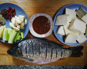 家常版鱼焖豆腐的做法 步骤1