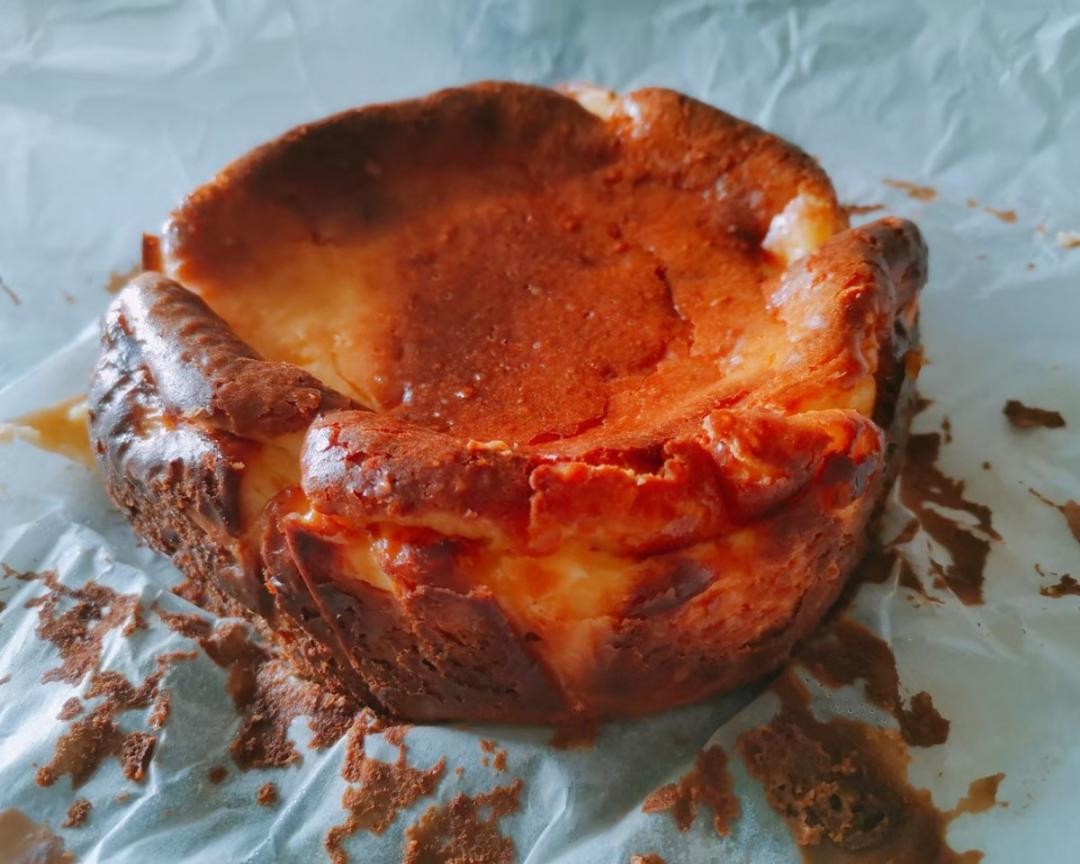 巴斯克式烤芝士蛋糕‼️ 
    红遍天下芝士蛋糕，值得品尝[呲牙]的做法