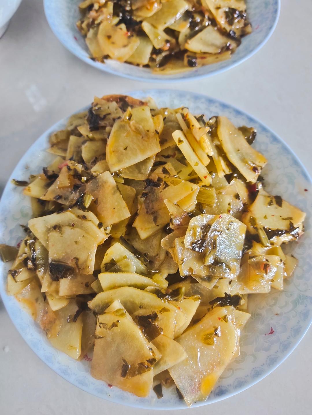 有土豆就能做｜粉糯酥嫩「酸菜洋芋片」！主厨的㊙️方大公开！