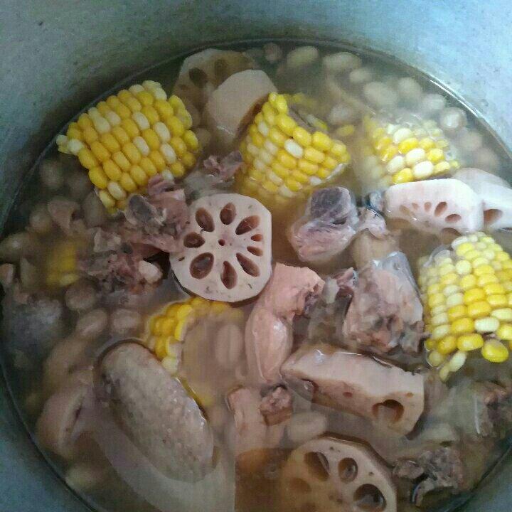 玉米莲藕花生鸡肉汤
