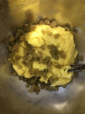 😋不加水的奶香蛋黄提子酥的做法 步骤6