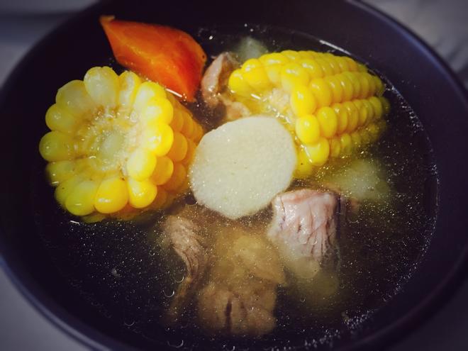 胡萝卜山药玉米排骨汤的做法