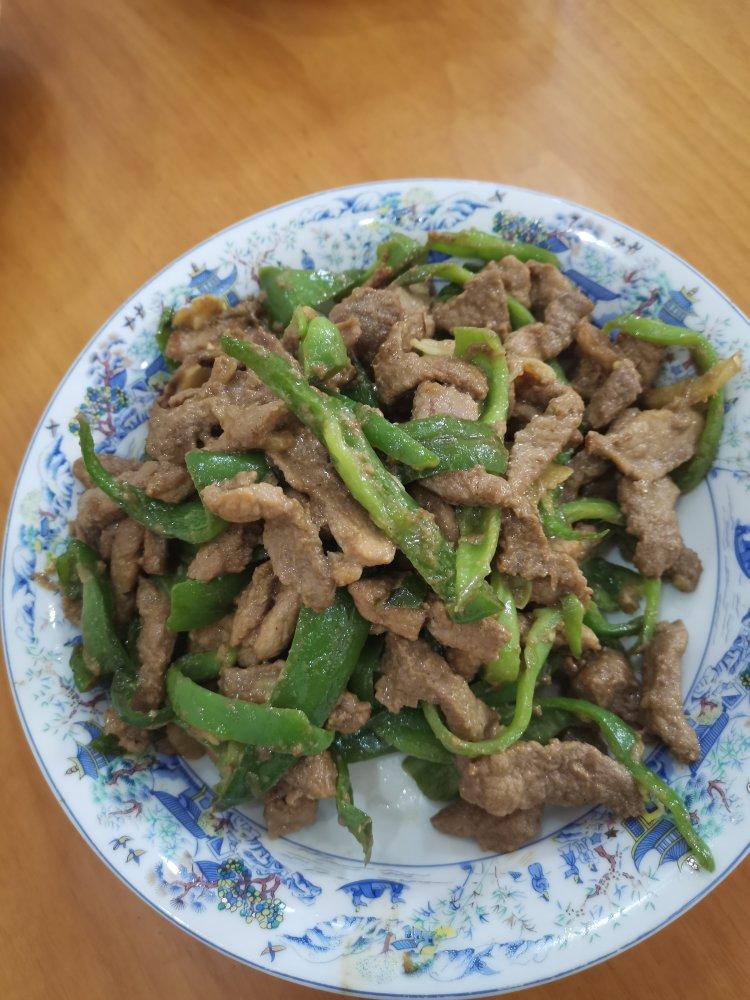 经典的家常菜，青椒炒肉丝，简单的食材也能做出如此美味