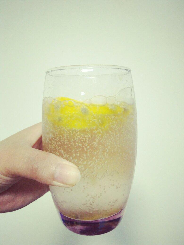 百香果气泡水