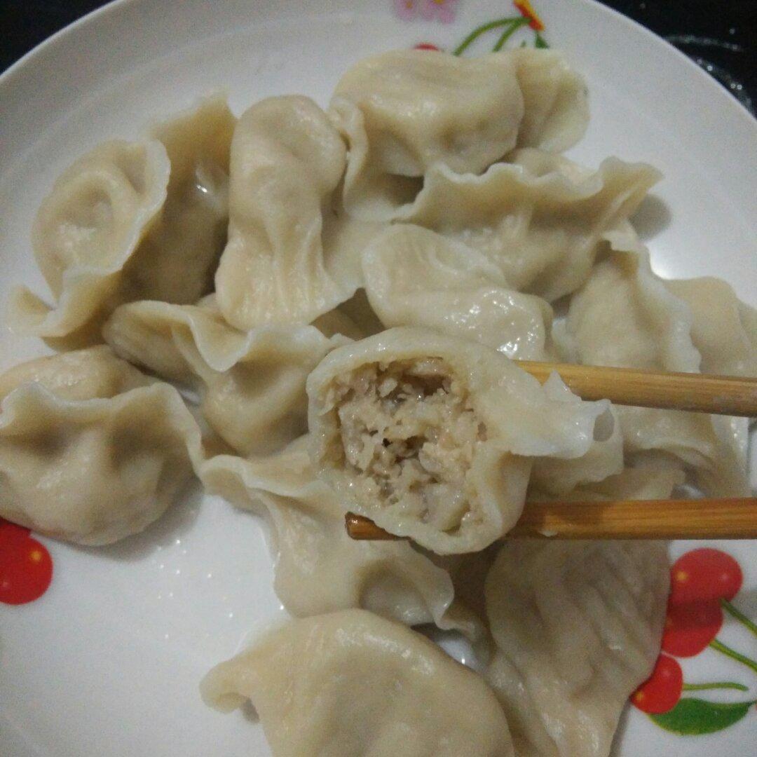 小屁孩t鞋铺做的莲藕猪肉馅儿饺子