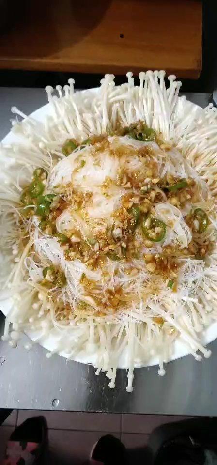 蒜蓉蒸金针菇粉丝（小心上瘾）