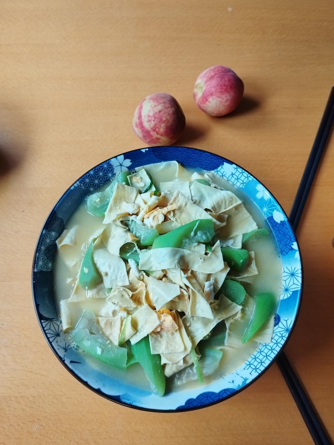 汤鲜味美！适合天热喝的刮油神汤～丝瓜蘑菇汤
