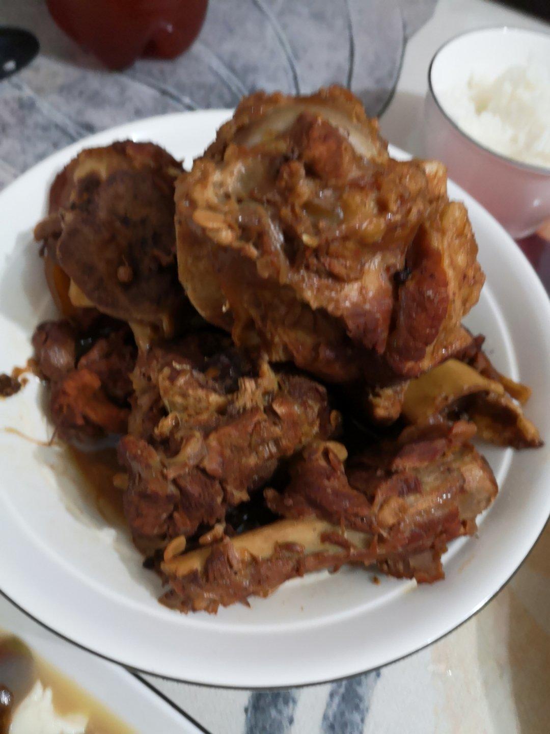热气腾腾的大棒骨出锅咯！肉烂筋软，越啃越香。