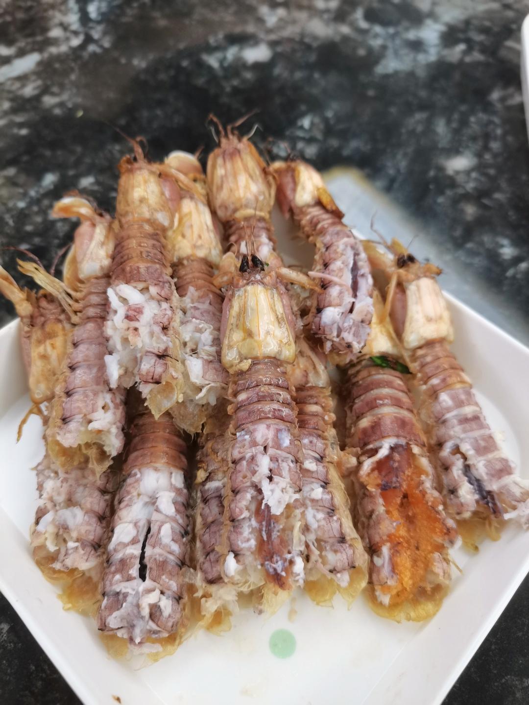 无油炸版的椒盐皮皮虾和巧拨虾壳的方法