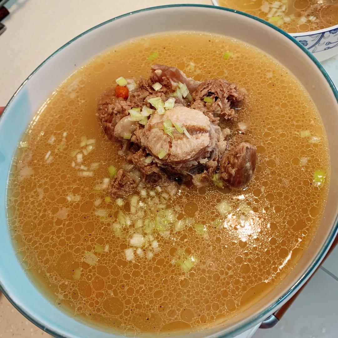 牛尾汤(不仅汤好喝，牛尾更有滋味)