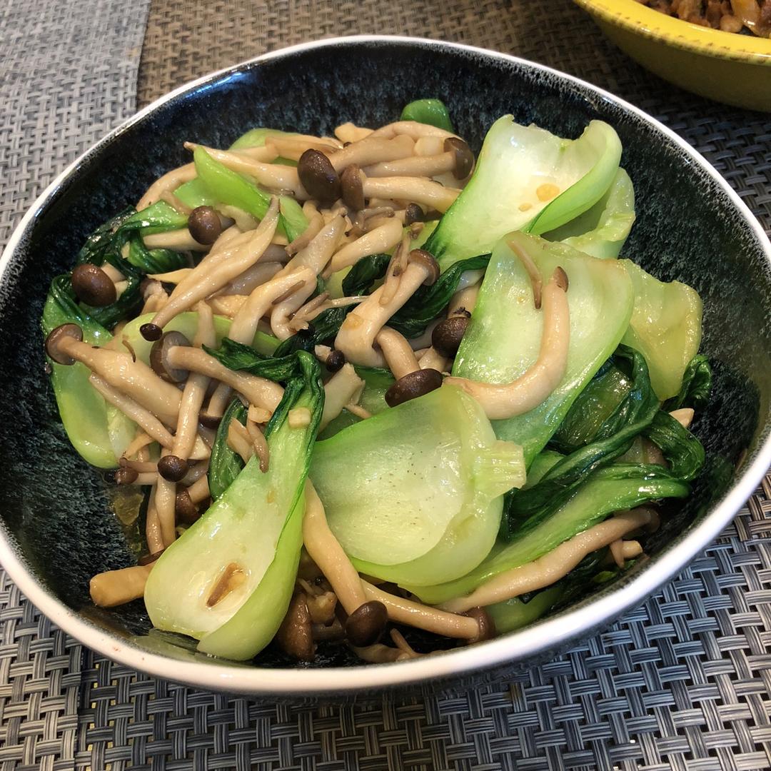 居家牛做的蟹味菇炒小油菜