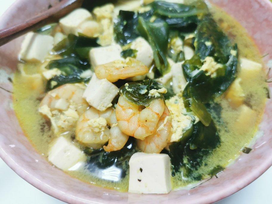 减脂健康的虾仁豆腐裙带菜汤